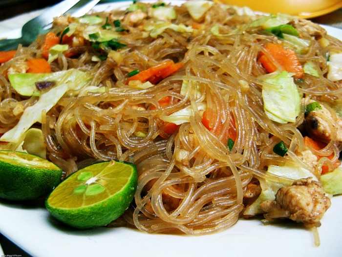 How to Cook Pancit Sotanghon Filipino Glass Noodles Recipe Delishably