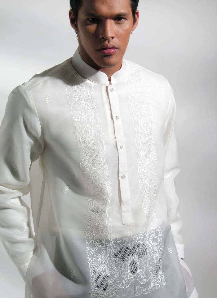 En filippinsk man bär en broderad Barong Tagalog, den formella skjorta som är vanlig vid filippinska bröllop.