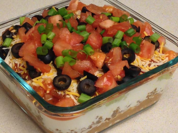 Layered Mexican dip ser bra ut i en bagatellskål.