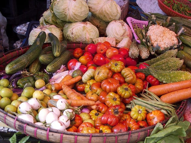 Pro e contro del vegetarianesimo: Raccolta di prodotti freschi in mostra. I vegetariani credono che una dieta sana e soddisfacente possa essere ottenuta senza il bisogno della carne.