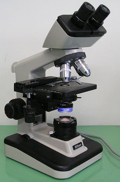 Den vigtigste del af det biologiske udstyr - mikroskopet. Men biologi er meget mere omfattende end blot studiet af små ting.