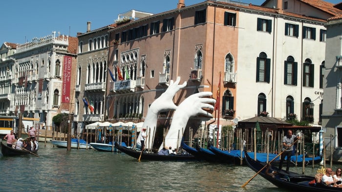 La scultura di Lorenzo Quinn a Venezia evidenzia la minaccia del cambiamento climatico. L'installazione della grande mano è stata esposta nel Canal Grande da maggio a novembre 2017.'s Sculpture in Venice highlights the threat of climate change. The big hand installation was on view in the Grand Canal from May-November 2017.