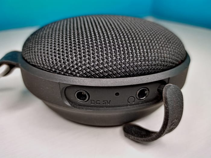 Slaouwo’s H200 Rechargeable Sleep Sound Machine showing power input for recharging and output to external speaker