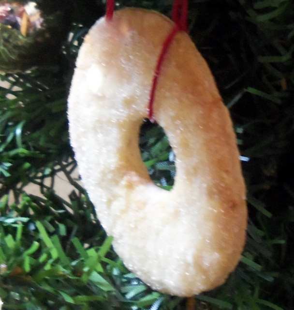 Kerstkransjes are a traditional Dutch cookie that you bake and hang on the Christmas tree as a decoration