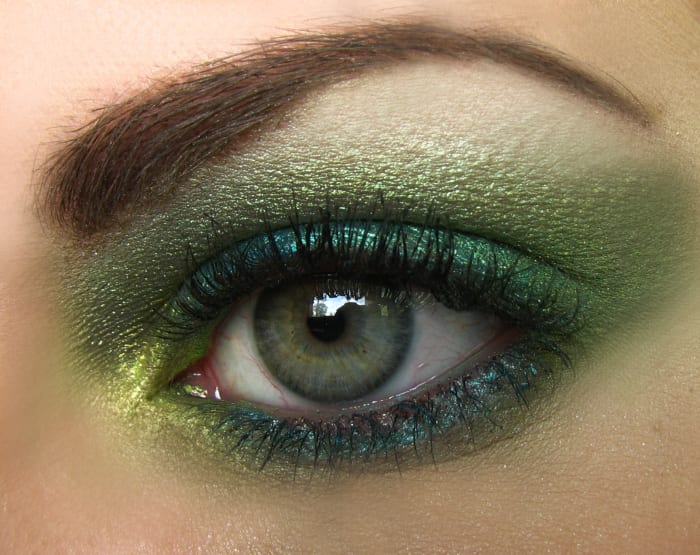 powder eyeliner adds definition along the eyelashes which makes the eyes a more prominent facial feature.