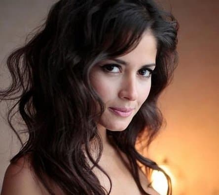 The Body Language of a Girl that Likes You. She looks deeply into your eyes.