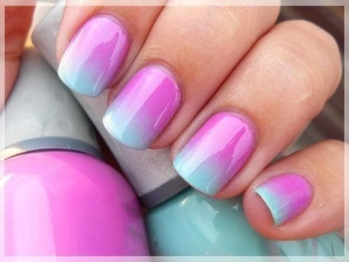 Ombre nagels gaan langzaam over van de ene kleur naar de andere. Ze zijn verrassend eenvoudig thuis te doen.'re surprisingly easy to do at home.