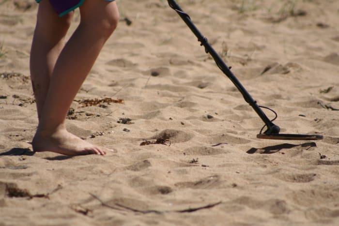 Metal detectors can be height adjusted. A walk on the beach with your children can easily become a treasure hunt!