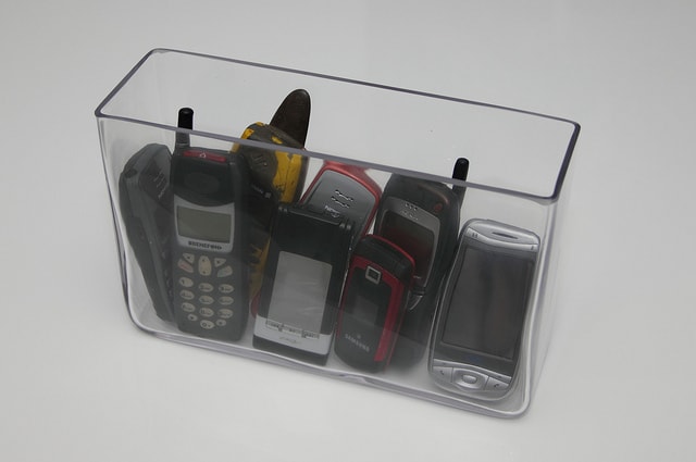 This article will provide some guidance on what options you have when it comes to safely disposing of old cell phones.