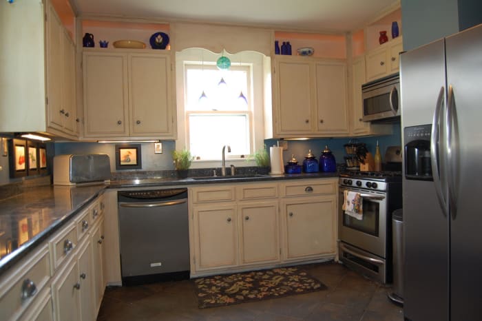 Clean kitchen cabinets keep you and your family safe from dangerous bacteria an viruses.