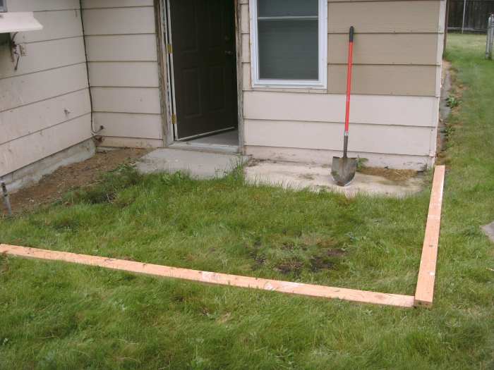 How to Install or Lay Flagstone Pavers When Building a Flagstone Patio