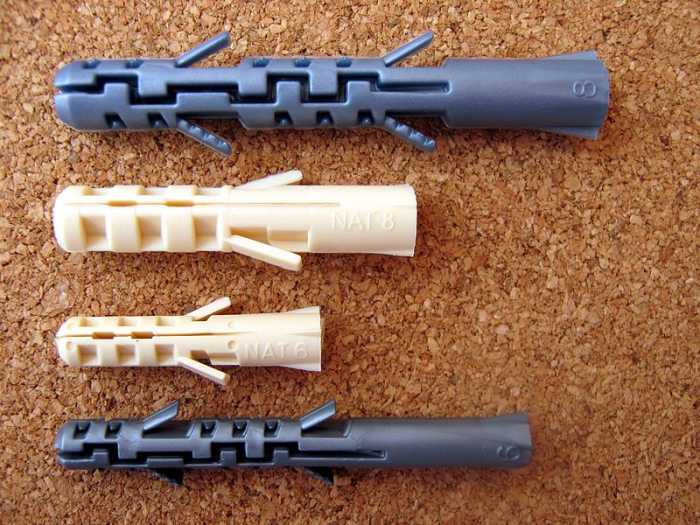 Typical wall plug/anchors for masonry walls. The required drill bit size in mm is indicated on the shank