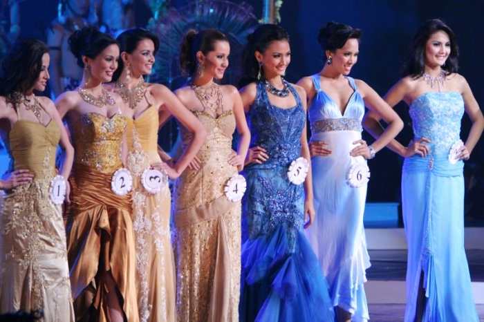 Binibining Pilipinas 2008 contestants in their evening gowns.
