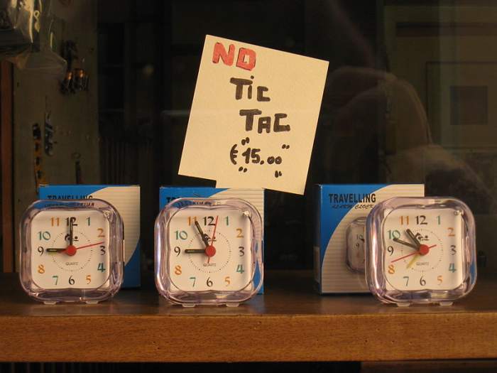 A sign in a shop window in Milan, Italy using onomatopoeia to show that the clocks are noiseless.