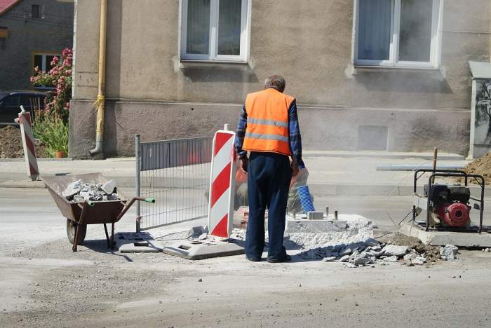 Encourage a construction worker by thanking him for keeping your road safe.