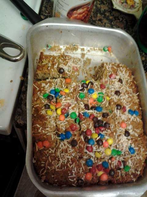Last time I made this banana bread, I used mini M&M's and coconut for the topping—gave it a very crunchy and chocolaty taste!