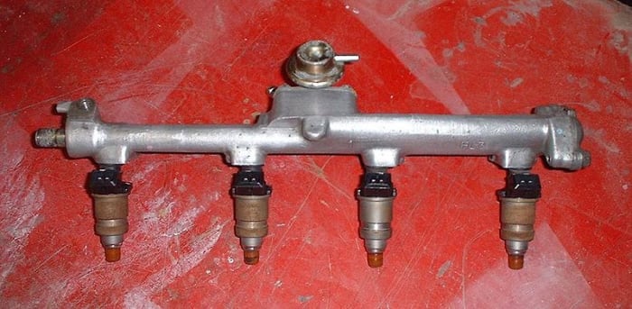 Regolatore di pressione del carburante, iniettori e fuel rail.