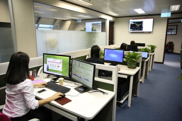 Some people thrive in offices with wide open spaces and few walls. Others find the lack of clear boundaries between work spaces distracting.