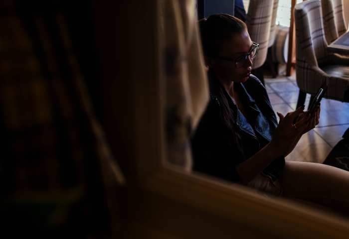 During our weekly live sessions, I can spend 30 minutes to a whole hour talking to my therapist through chat, a video call or a good ol' fashioned phone call.