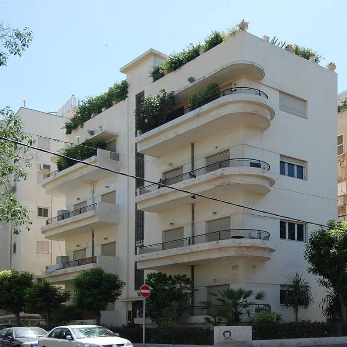 A multi-story building in the White City of Tel Aviv, built in the Bauhaus style, photo by Elekhh