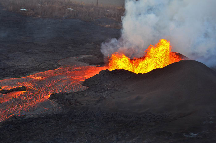 Lava fountains at fissure No.8 on June 5, 2018. (Photo courtesy of USGS-HVO)