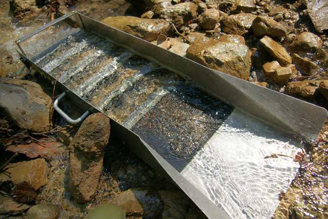 Sluice box for gold mining - This file is licensed under the Creative Commons Attribution 2.5 Switzerland license.