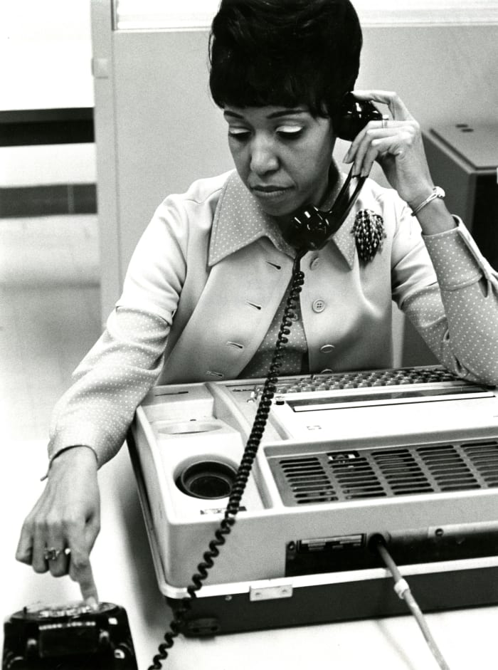 A researcher establishes a connection to a mainframe computer in 1986 to gain access to the National Library of Medicine’s online databases.