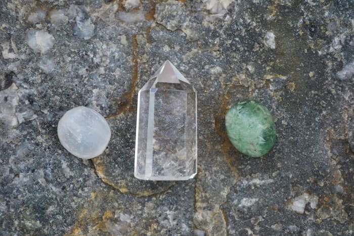 When placed near other stones, clear quartz can help power other crystals and amplify their effects.