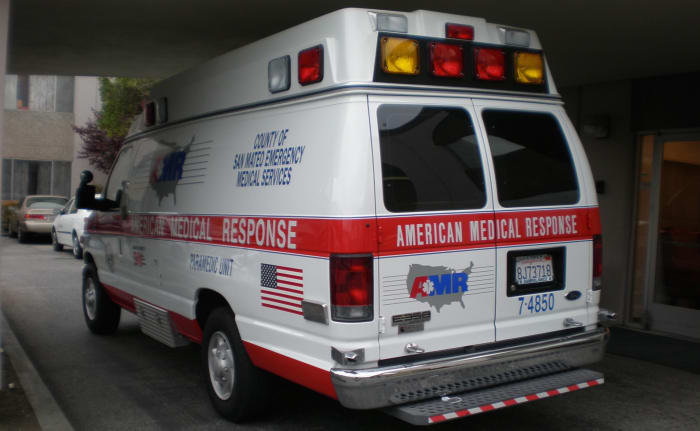 If someone you know is experiencing symptoms of alcohol poisoning, call an ambulance and keep them warm until the ambulance arrives.