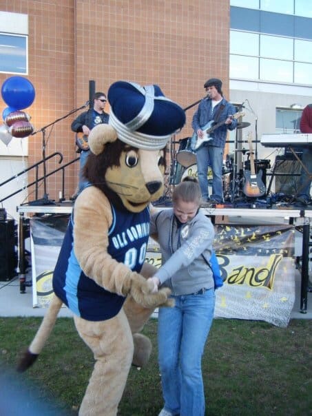 Online schools don't have any sports teams, which for some people is an essential part of the college experience.