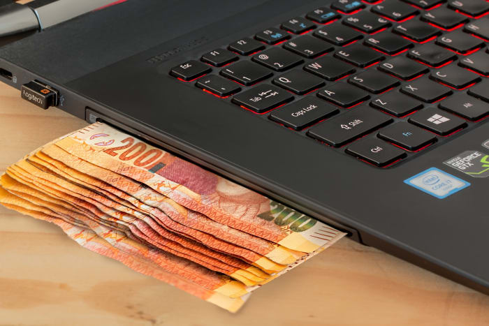 It's possible to earn money online for free. Discover some ideas in this article, from blogging to reviewing music to designing t-shirts.