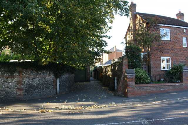 Portlands Alley Marlow We lived here through the alley at the top end. There was a pub directly to the right, but we were the next house, number 55 which is now a shop.