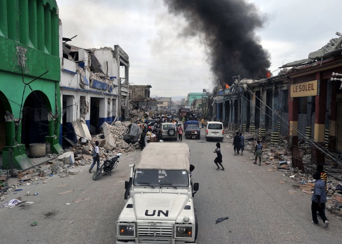 Séisme d'Haïti 2010. Remarquez les énormes dégâts et la destruction des environs.