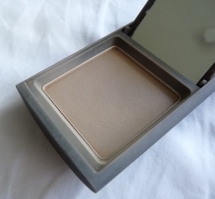 This powder works wonders to disguise sparse areas of your hair or to help hide a widening part. (Shown in the 'Light Blonde' shade).