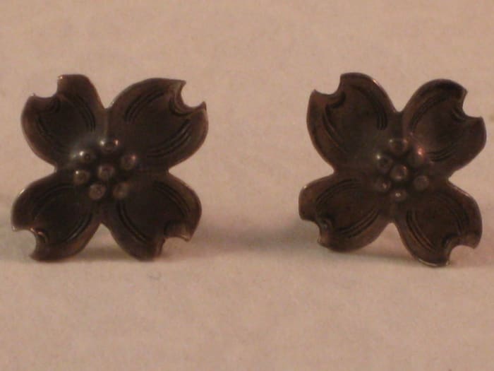 Boiling Water versus Warm Water: Before: again, two equally tarnished earrings. The earring on the left was put into a boiling water bath, whereas the earring on the right was put into warm water.