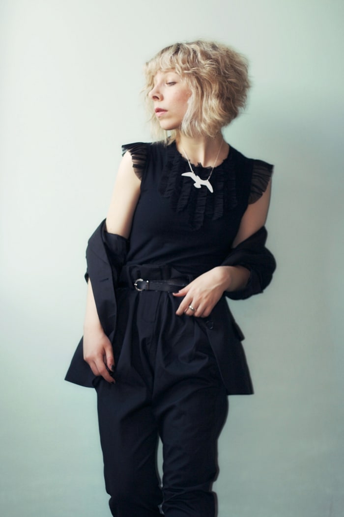 This outfit shows off the diamond shape's narrow shoulders, small bustline, broad hips, and larger thighs.