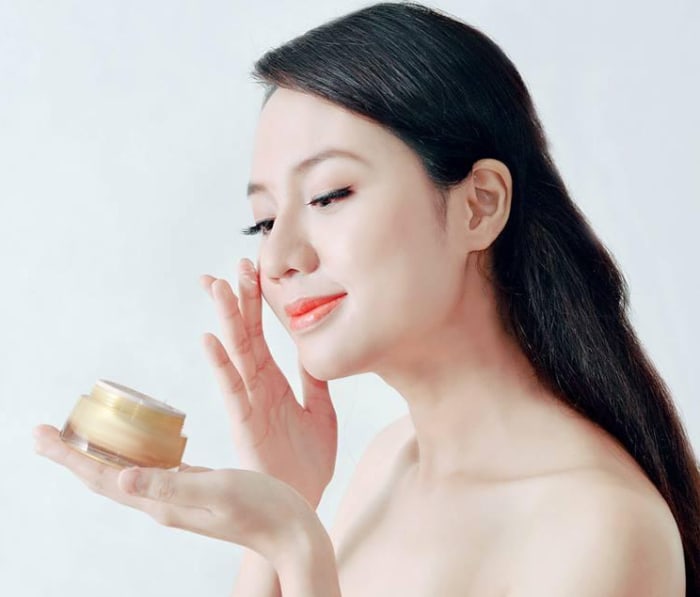 Creams and serums to treat broken capillaries contain secondary plant substances extracted from crowfoot and celandine.