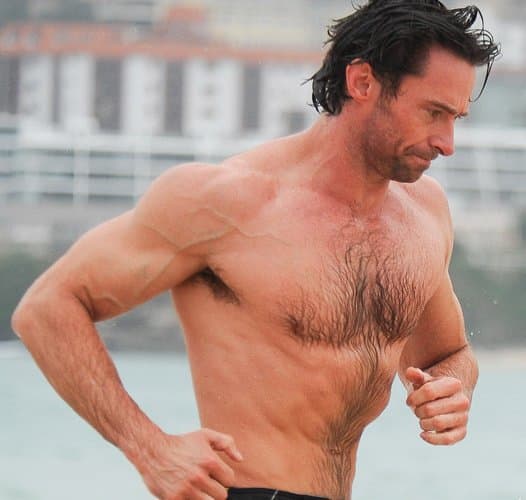 Hugh Jackman je živým důkazem toho, že hrudi vlasy na mužích, ve správném množství, vypadá sexy jako peklo.