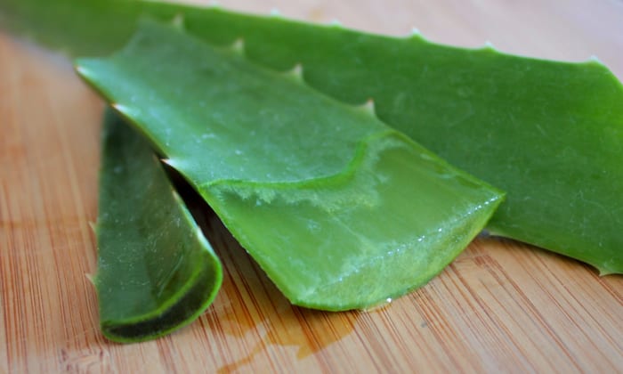 Aloe Vera Gel kann zur Behandlung von Leberflecken verwendet werden.