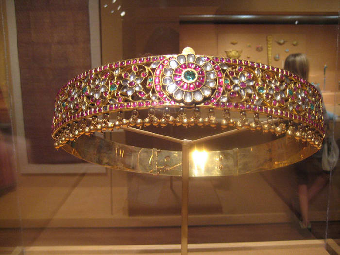A waist belt combining the authenticity of temple jewelry of South India and the antique style of Mughal jewelry.