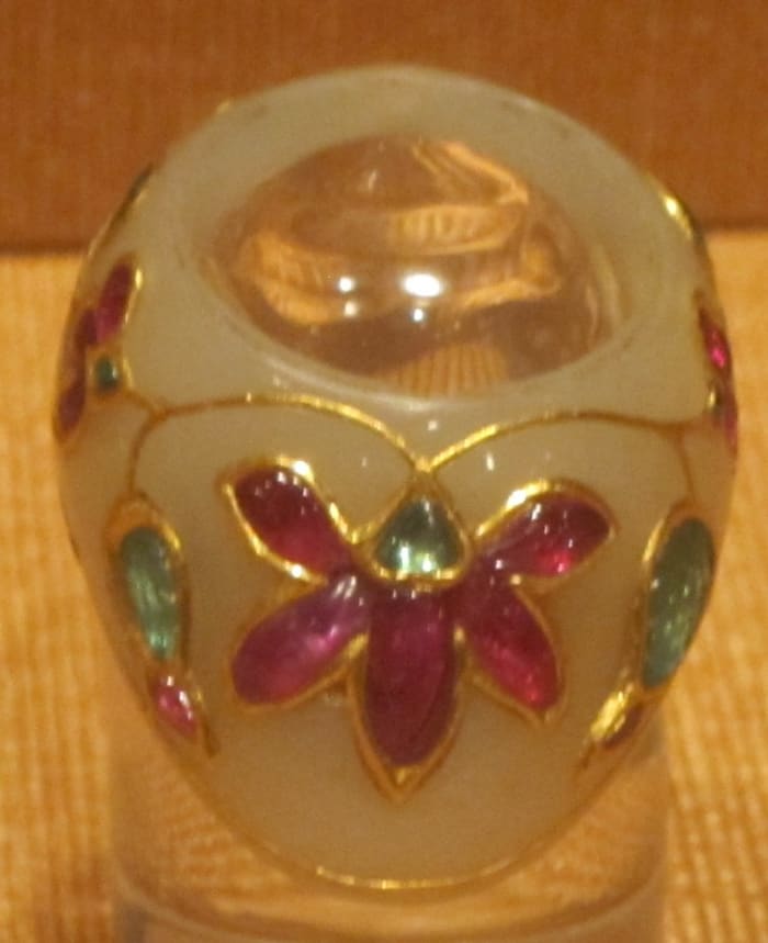 Mughal ring made of jade and decorated with precious gemstones and gold filigree