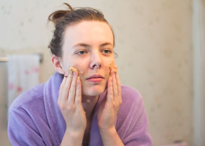 After cleaning your face, apply a hot wash cloth for a few minutes. Pat dry and spread the mask with your fingertips. Gently massage into skin and leave in place for 20-30 minutes.