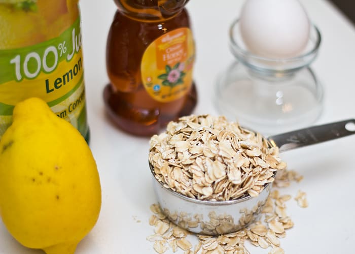 Some of the basic ingredients for an easy homemade facial mask are lemon juice, honey, egg whites, and oats.