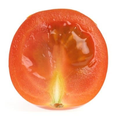 sok pomidorowy pomaga zmniejszyć zaczerwienienia spowodowane pryszczami i pryszczami.
