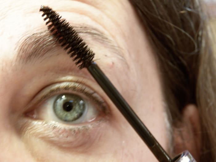 I find the brush kind works best and a partly used one is better because it doesn't clump as much.