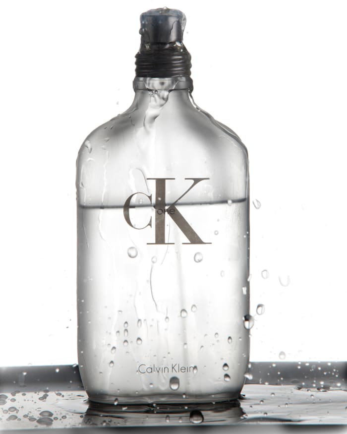 Non preoccuparti se la tua bottiglia è meno elaborata; pensa alla semplice confezione e presentazione di CK One e Chanel No. 5.'t worry if your bottle is less than elaborate; think of the simple packaging and presentation of "CK One" and "Chanel No. 5."