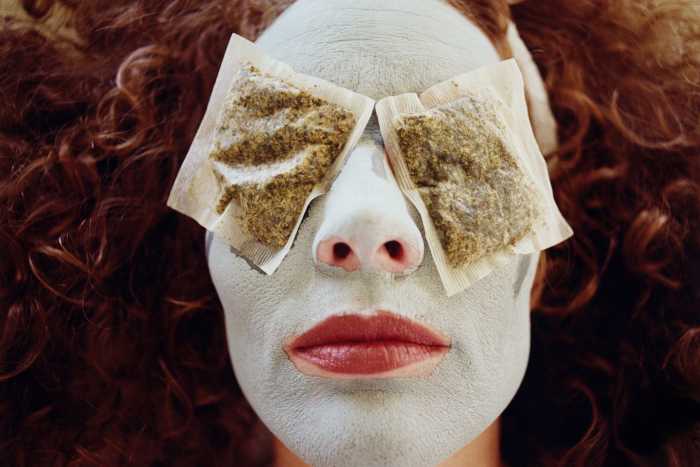 Green tea bags can be great for soothing puffiness around the eyes and reducing the appearance of dark circles.