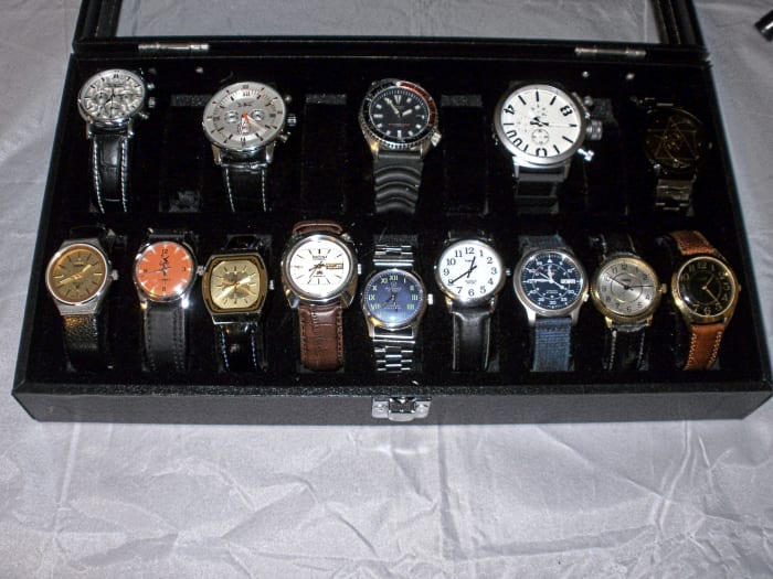 Although larger watches cannot be accommodated next to each other, the black background minimizes the 'gapped tooth' effect