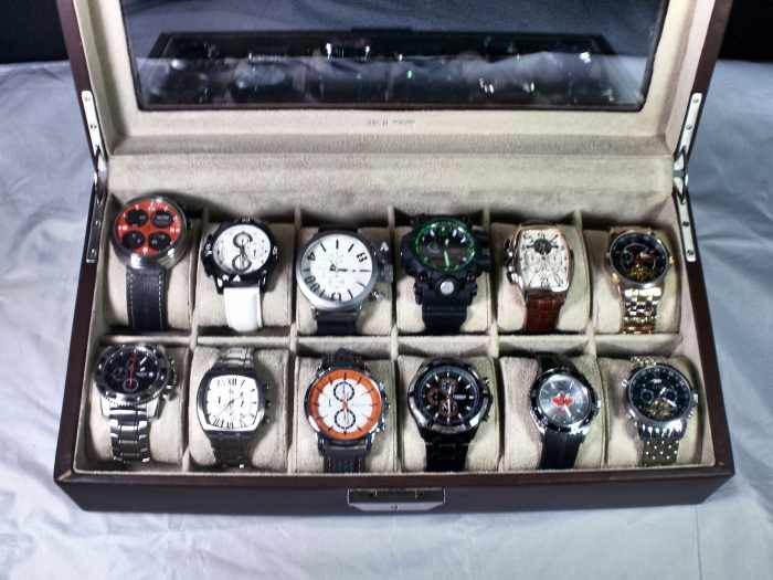 All of these large watches fit nicely into the display case without intruding into adjoining grids.
