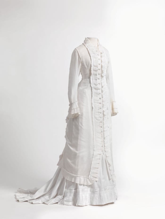 Vestido de línea princesa en cambric ligero (lino blanco o algodón estrechamente tejido)